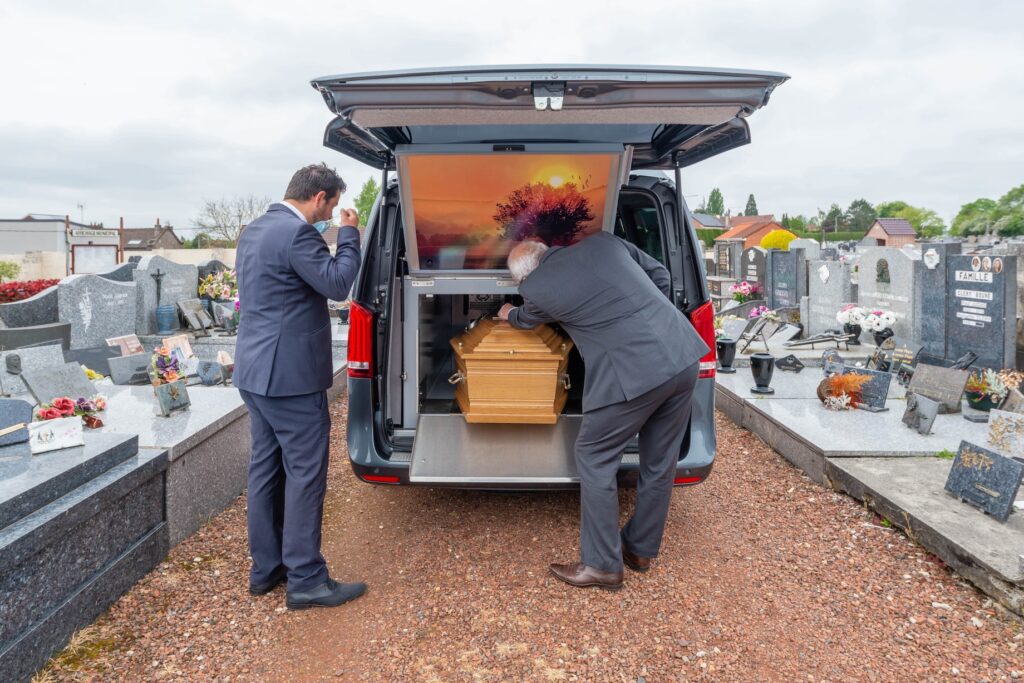 corbillard dans un cimetiere