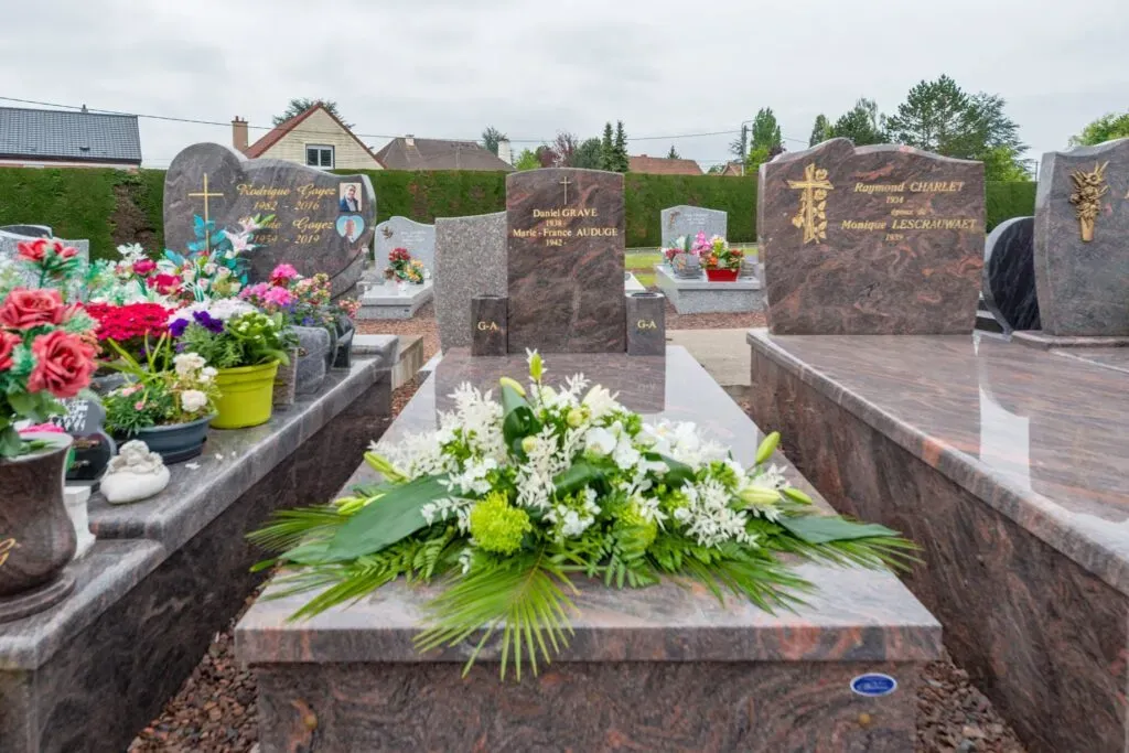 Monuments funéraires et sépultures en granit dans un cimetière.