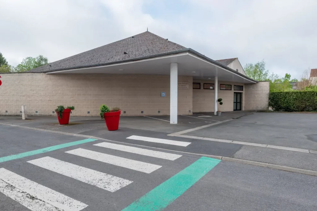 Façade moderne de salon funéraire avec parking et accès handicapé.