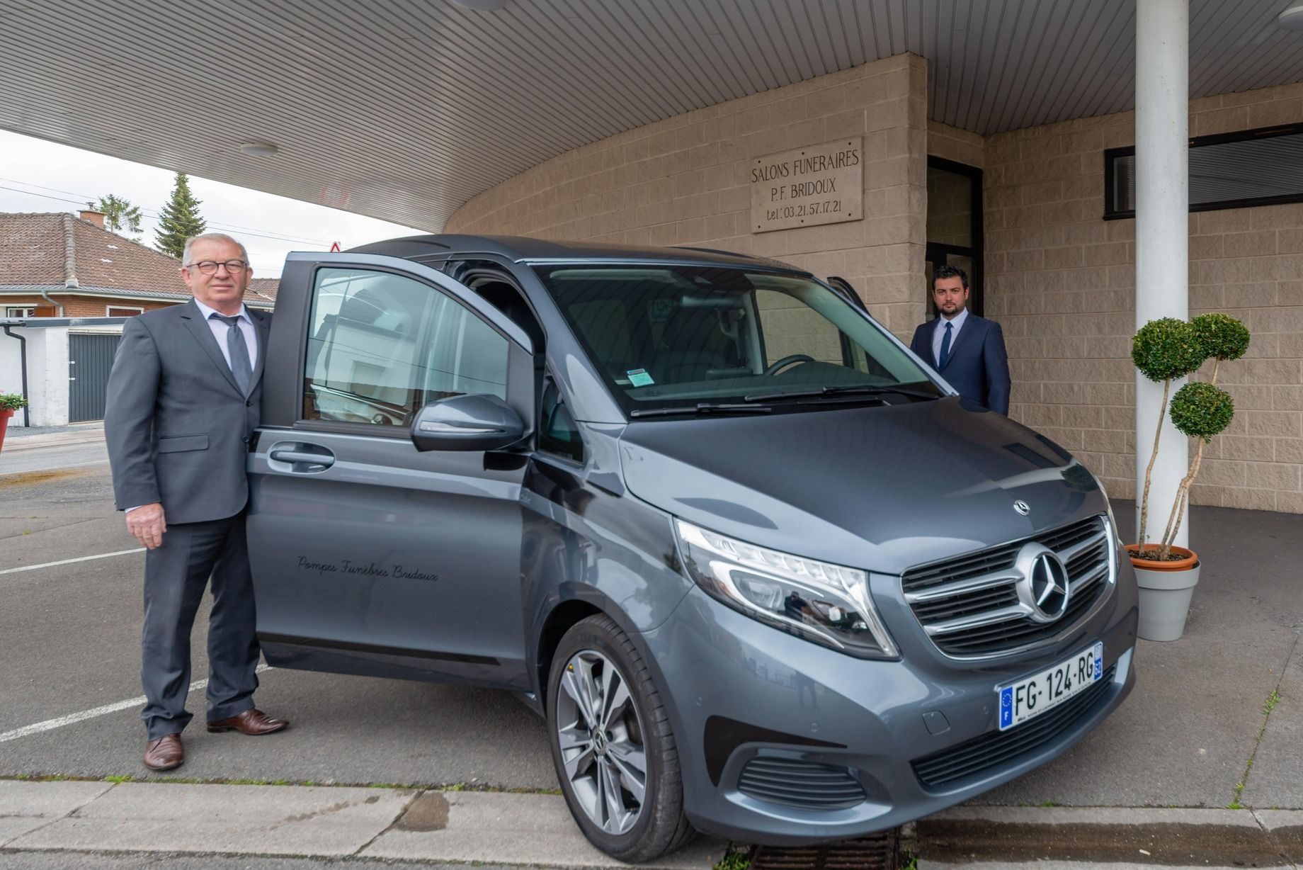 deux personnes aux parking