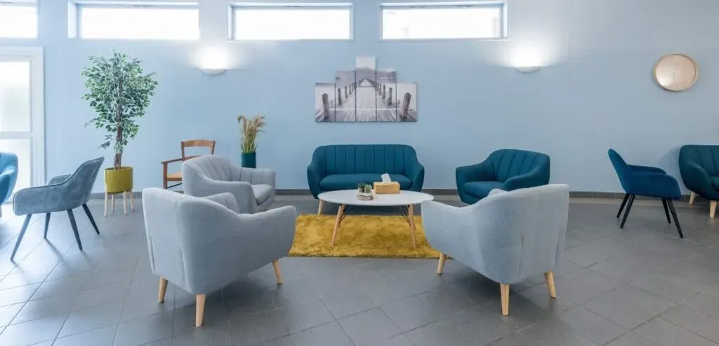 Espace d'accueil moderne et apaisant des Pompes Funèbres Bridoux.