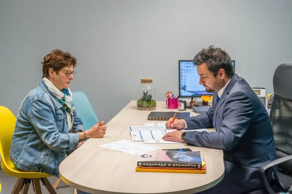 Conseiller funéraire recevant une famille pour l'organisation d'obsèques.