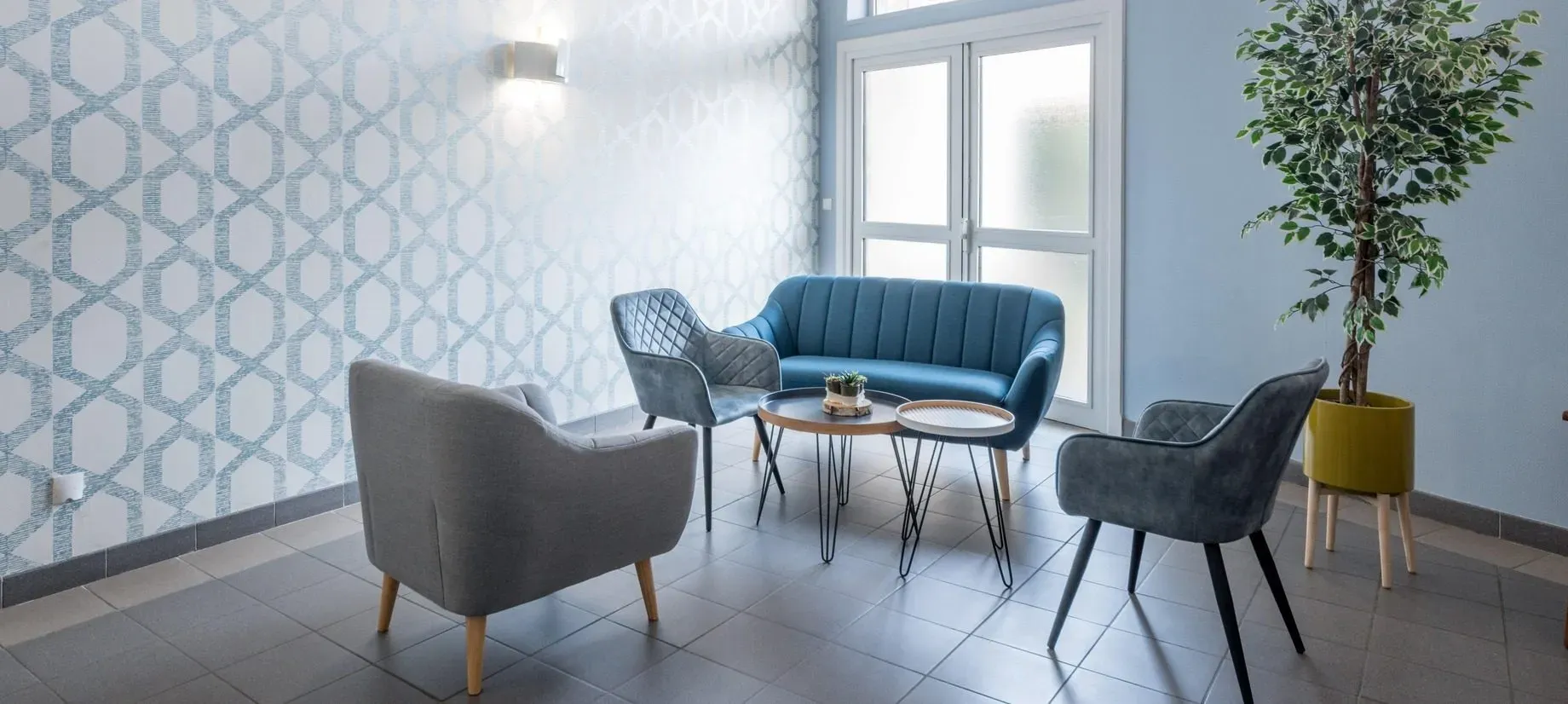 Espace d'attente confortable et contemporain pour les familles.