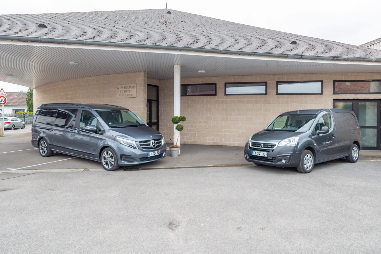 parking devant salons funeraires