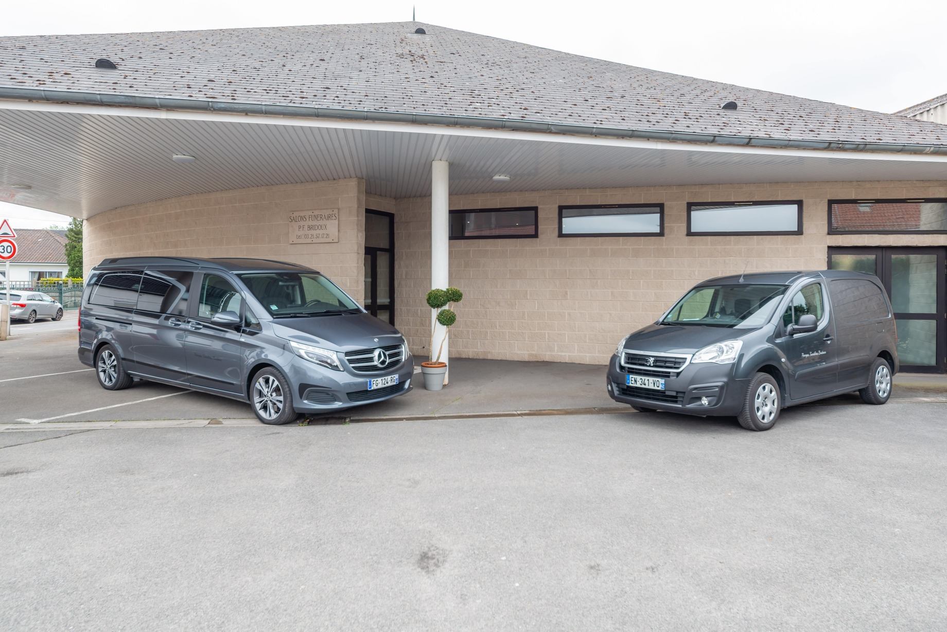 parking devant salons funeraires